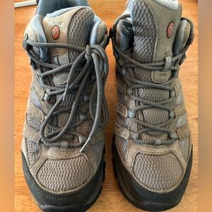 9.5 Women’s Merrell Boots